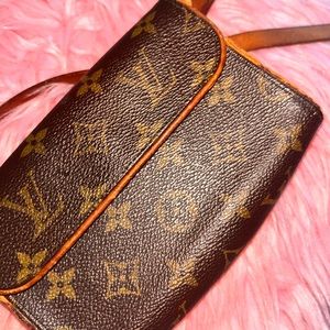 Louis Vuitton Monogram Belt Bag
Peeling with Replacement Hardware MAKE AN OFFER